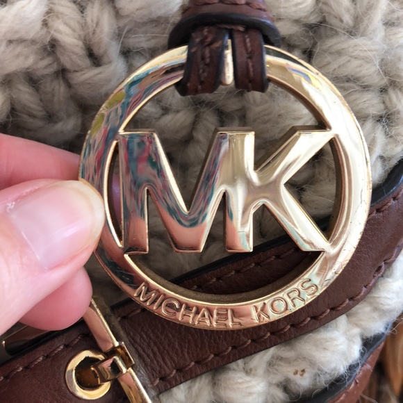 Michael kors milo strap bag! Rare find - Picture 10 of 11